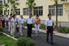 活动 2012.8.30 普陀区区长孙荣乾等领导视察曹杨实验小学