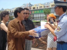 活动 2005.7.12 王总送防暑物品