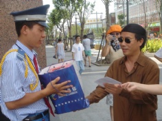 活动 2005.7.12 王总送防暑物品