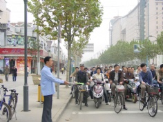 活动 2006.10.26 领导们作维持交通秩序志愿者