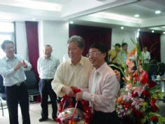 活动 会议 2006.5.1 王总获全国五一劳动奖章 五一区3套班子祝贺王总