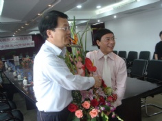 活动 会议 2006.5.1 王总获全国五一劳动奖章 五一区3套班子祝贺王总
