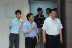 来访 2009.7.3 中共普陀区委副书记、代区长孙荣乾携区各委办局负责人视察