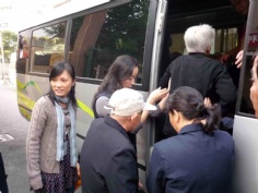 活动 2010.11.26 第一党支部带老人游梅川路