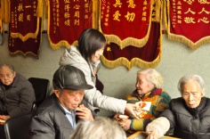 活动 2011.1.27 第一党支部活动 慰问敬老院老人