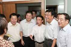 活动 2011.7.4 王岳祥董事长与市区领导慰问老劳模