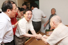 活动 2011.7.4 王岳祥董事长与市区领导慰问老劳模
