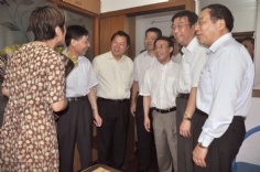 活动 2011.7.4 王岳祥董事长与市区领导慰问老劳模