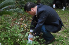 活动 2015.4.17 第一党支部敬老院拔草护绿志愿活动