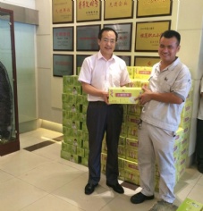 活动 2015.7.30 集团领导送防暑物品