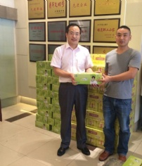 活动 2015.7.30 集团领导送防暑物品