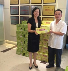 活动 2015.7.30 集团领导送防暑物品