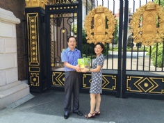 活动 2015.7.30 集团领导送防暑物品