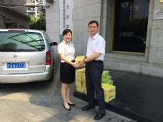 活动 2015.7.30 集团领导送防暑物品