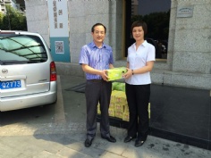 活动 2015.7.30 集团领导送防暑物品