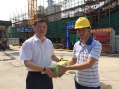 活动 2015.7.30 集团领导送防暑物品