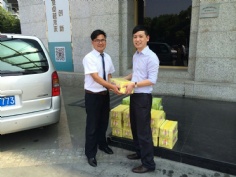 活动 2015.7.30 集团领导送防暑物品