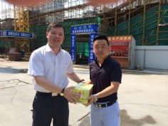 活动 2015.7.30 集团领导送防暑物品