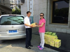 活动 2015.7.30 集团领导送防暑物品