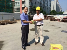 活动 2015.7.30 集团领导送防暑物品