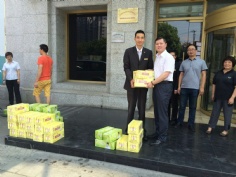 活动 2015.7.30 集团领导送防暑物品