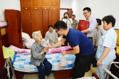 活动 2015.9.23 第一支部党员和积极分子前往新长征福利院