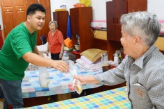 活动 2015.9.23 第一支部党员和积极分子前往新长征福利院