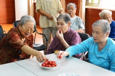 活动 2015.9.23 第一支部党员和积极分子前往新长征福利院