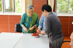 活动 2015.9.23 第一支部党员和积极分子前往新长征福利院