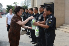 活动 2016.7.19 长征镇总工会领导慰问集团物业职工