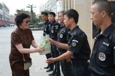 活动 2016.7.19 长征镇总工会领导慰问集团物业职工