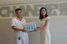 活动 2016.8.16 集团发放防暑降温用品