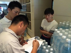 活动 2016.8.16 集团发放防暑降温用品