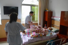 活动 2016.9.14 第一党支部开展中秋节前慰问活动