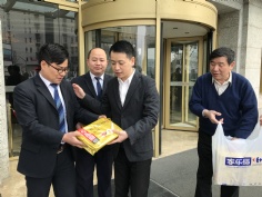 活动 2017.2.9 第四党支部元宵节慰问西大堂保安