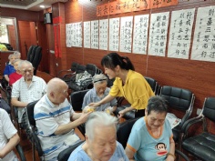 活动 2018.9.20 综合管理党支部开展中秋敬老真情慰问活动